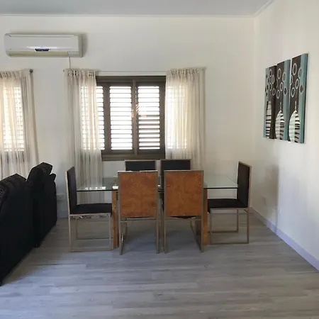 Βίλα Kokkinoyia, Πέγεια